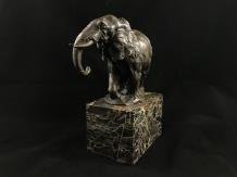 Een beeld van een olifant, bronzen beeld, prachtige olifant - 3