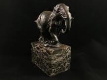 Een beeld van een olifant, bronzen beeld, prachtige olifant - 4