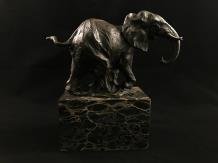 Een beeld van een olifant, bronzen beeld, prachtige olifant - 5