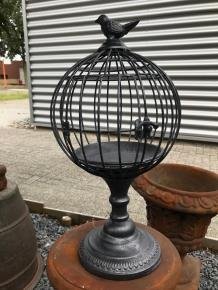 Een kleine decoratieve kooi met daarop een vogel,kooi - nr. 1