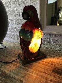 Een metalen lamp in de vorm van een papegaai,paegaai - 2