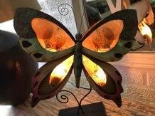 Een metalen lamp in de vorm van een vlinder-kado-vlinder