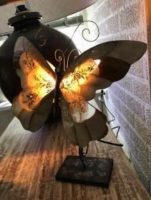 Een metalen lamp van een vlinder, heel mooi!-kado-lamp