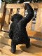Mooi speels beeld van een hangende aap, polystone - 5 - Thumbnail