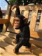 Mooi speels beeld van een hangende aap, polystone - 6 - Thumbnail