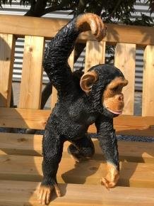 Mooi speels beeld van een hangende aap, polystone - 7