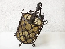 Sierlijke lamp met geel glas en smeedwerk