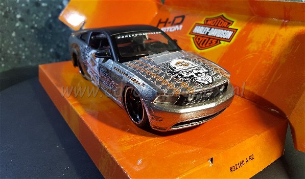 Ford Mustang GT Harley Davidson 1:24 Maisto - 2