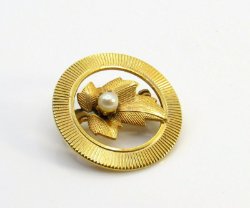 Kleine vergulde broche met echt pareltje