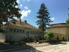 Oud schoolgebouw te koop in Sadina