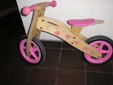  Houten loopfiets - perfect voor kleine fietsers om hun vaardigheden te tonen.