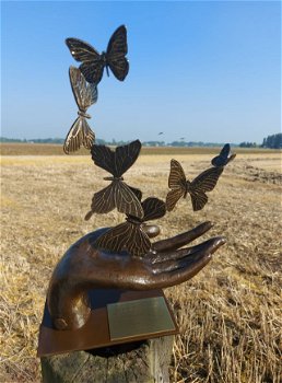 Symbolisch bronzen beeld van een hand met zes vlinders - 2
