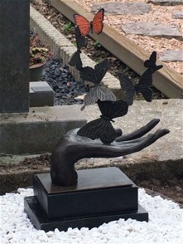 Symbolisch bronzen beeld van een hand met zes vlinders - 3