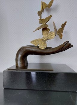 Symbolisch bronzen beeld van een hand met zes vlinders - 4