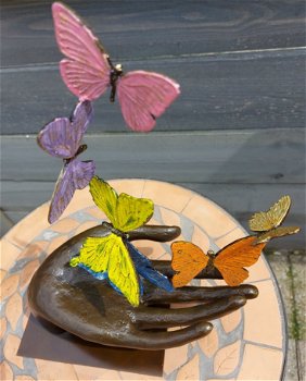 Symbolisch bronzen beeld van een hand met zes vlinders - 7