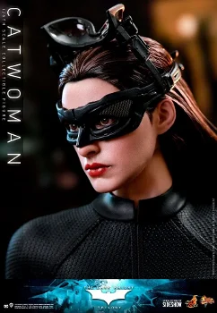 Hot Toys The Dark Knight Triology Catwoman MMS627 - 6