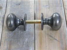 Een deurknop set met twee deurknoppen en twee rozetten	