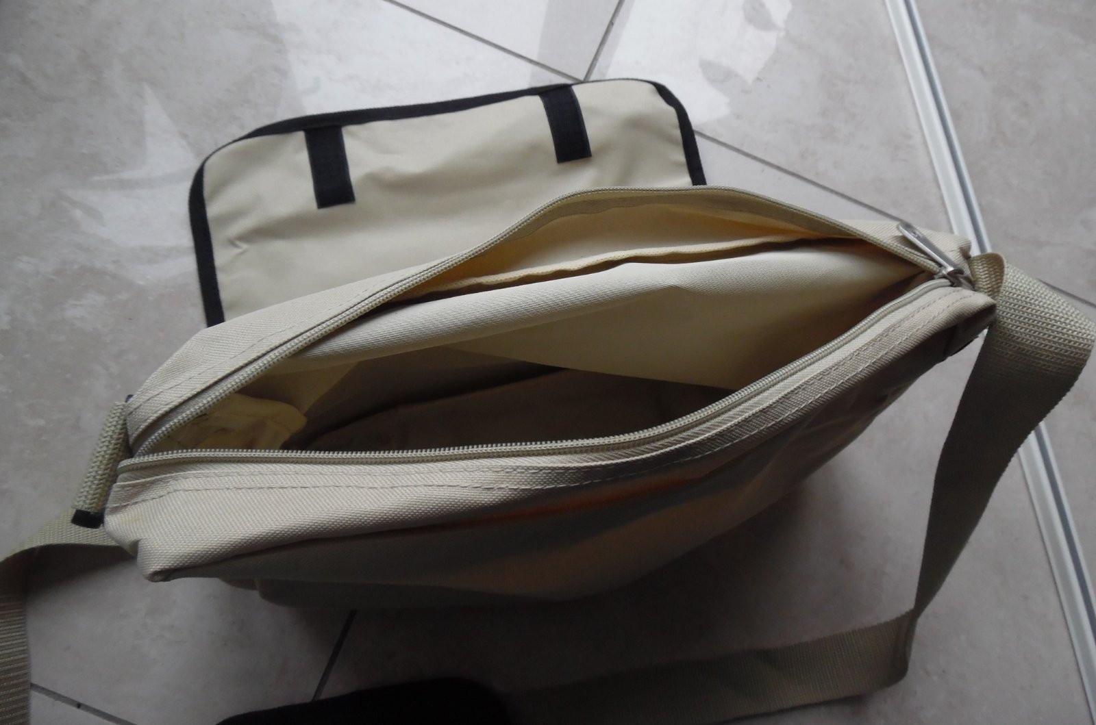 Beige polyester PTT Post schoudertas met flap en rits. - Afbeelding 6