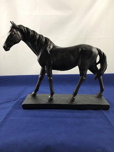 Beeld paard op stand, polystone bruin-zwart