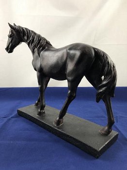 Beeld paard op stand, polystone bruin-zwart - 1