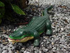 Gietijzeren beeld van een krokodil, in kleur, tuinbeeld