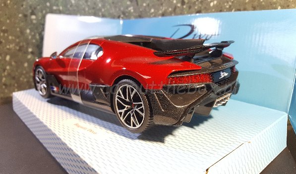 Bugatti Divo rood 1:18 Bburago - 1