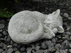 Slapende kat , poes, stenen dierenfiguur ,kat ,poes