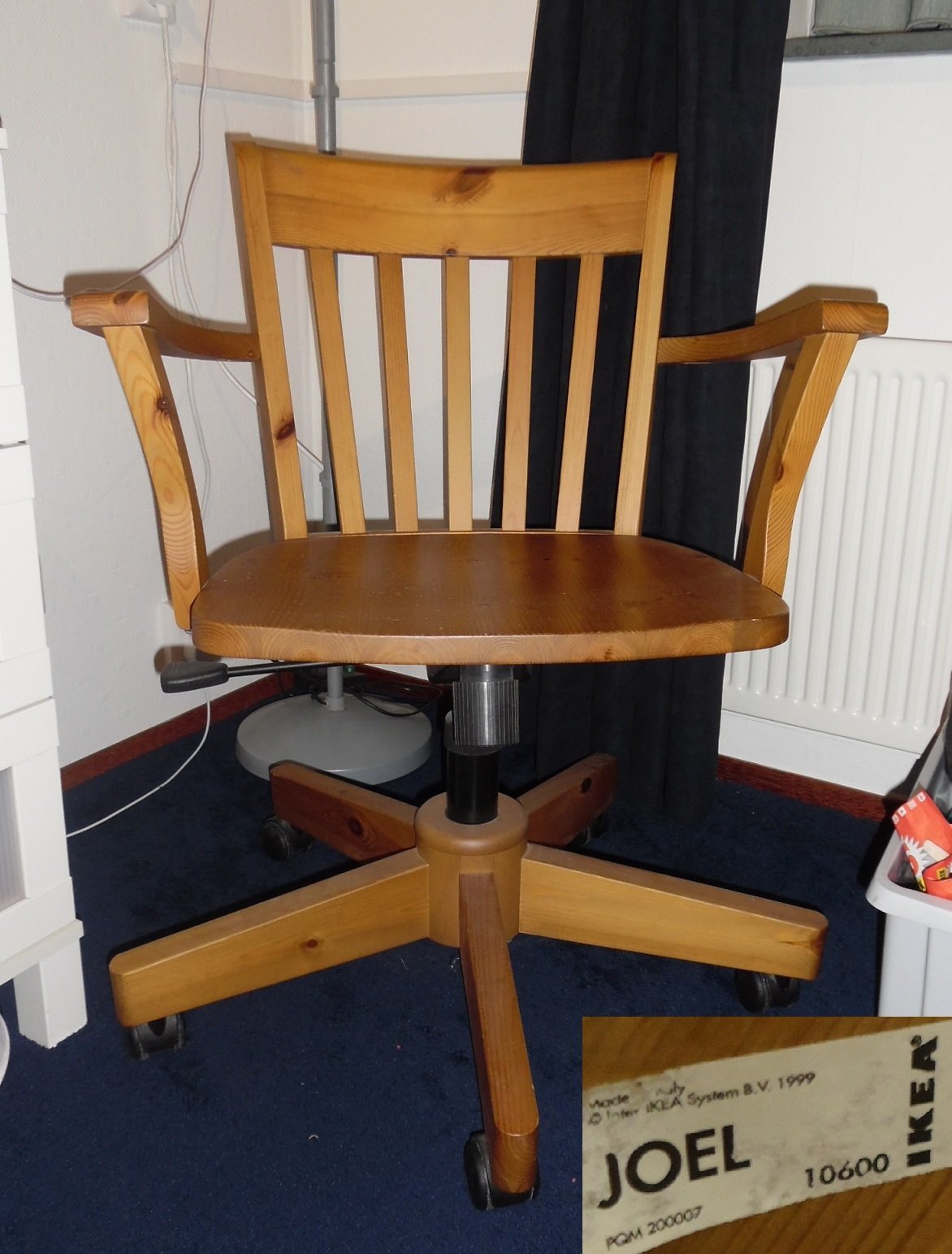 Te koop verstelbare houten bureaustoel van Ikea (type: Joel) - nr. 1