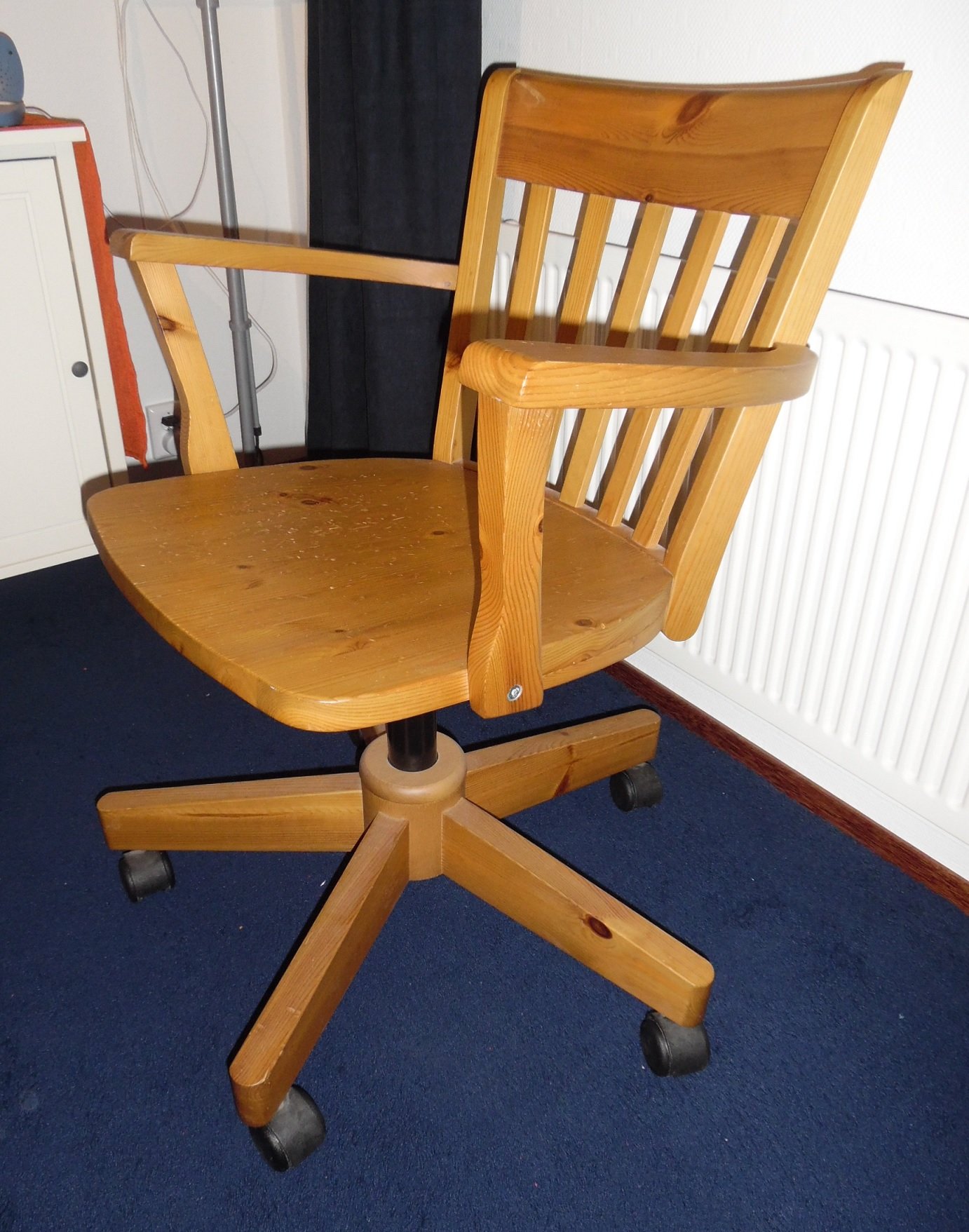 Te koop verstelbare houten bureaustoel van Ikea (type: Joel) - Afbeelding 2