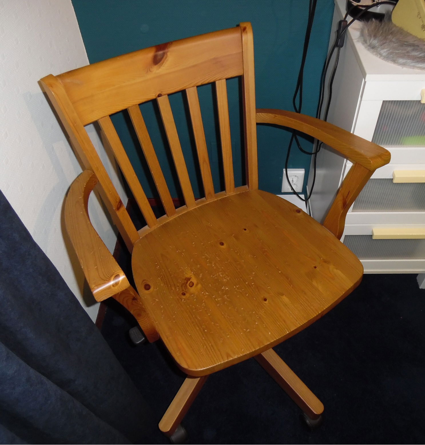 Te koop verstelbare houten bureaustoel van Ikea (type: Joel) - Afbeelding 5