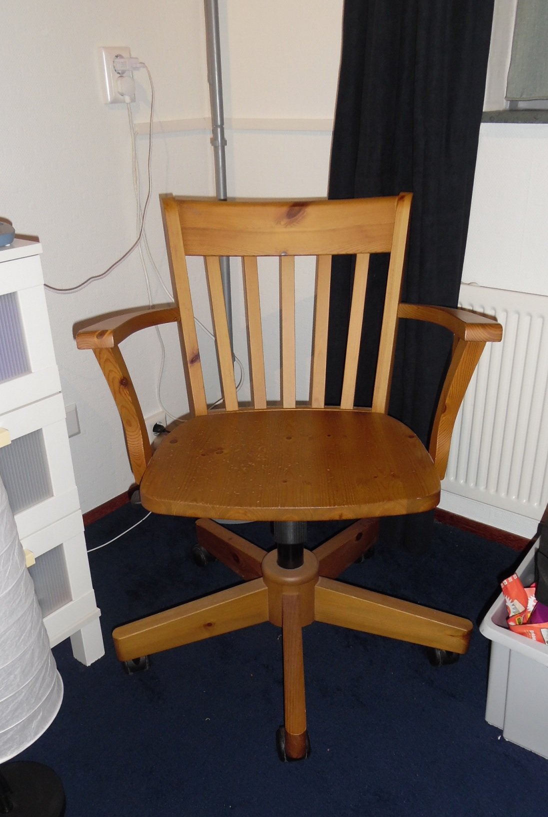 Te koop verstelbare houten bureaustoel van Ikea (type: Joel) - Afbeelding 7