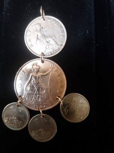 prachtige  hanger  gemaakt  van  5 munten , munten uit jaar en land naar  keuze. foto is  voorbeeld