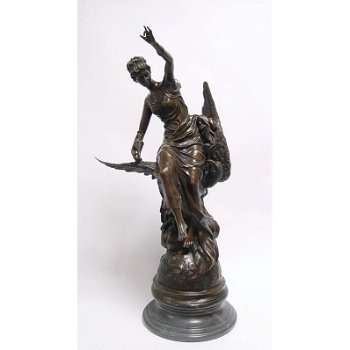 Een bronzen beeld , sculptuur van Hebe en de adelaar - 0