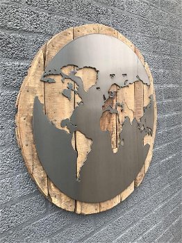 groot wandornament, van hout met hierop een wereld - 0