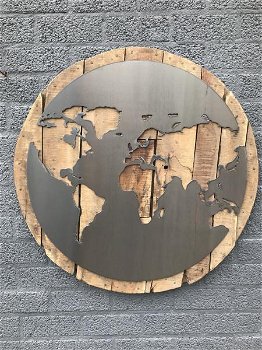 groot wandornament, van hout met hierop een wereld - 1