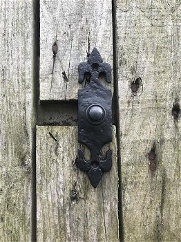 Een mooie deurbel, robuust, kasteelstijl, mat zwart - 0