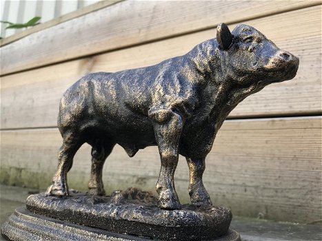 beeld van een stier, gemaakt van gietijzer , stier - 4