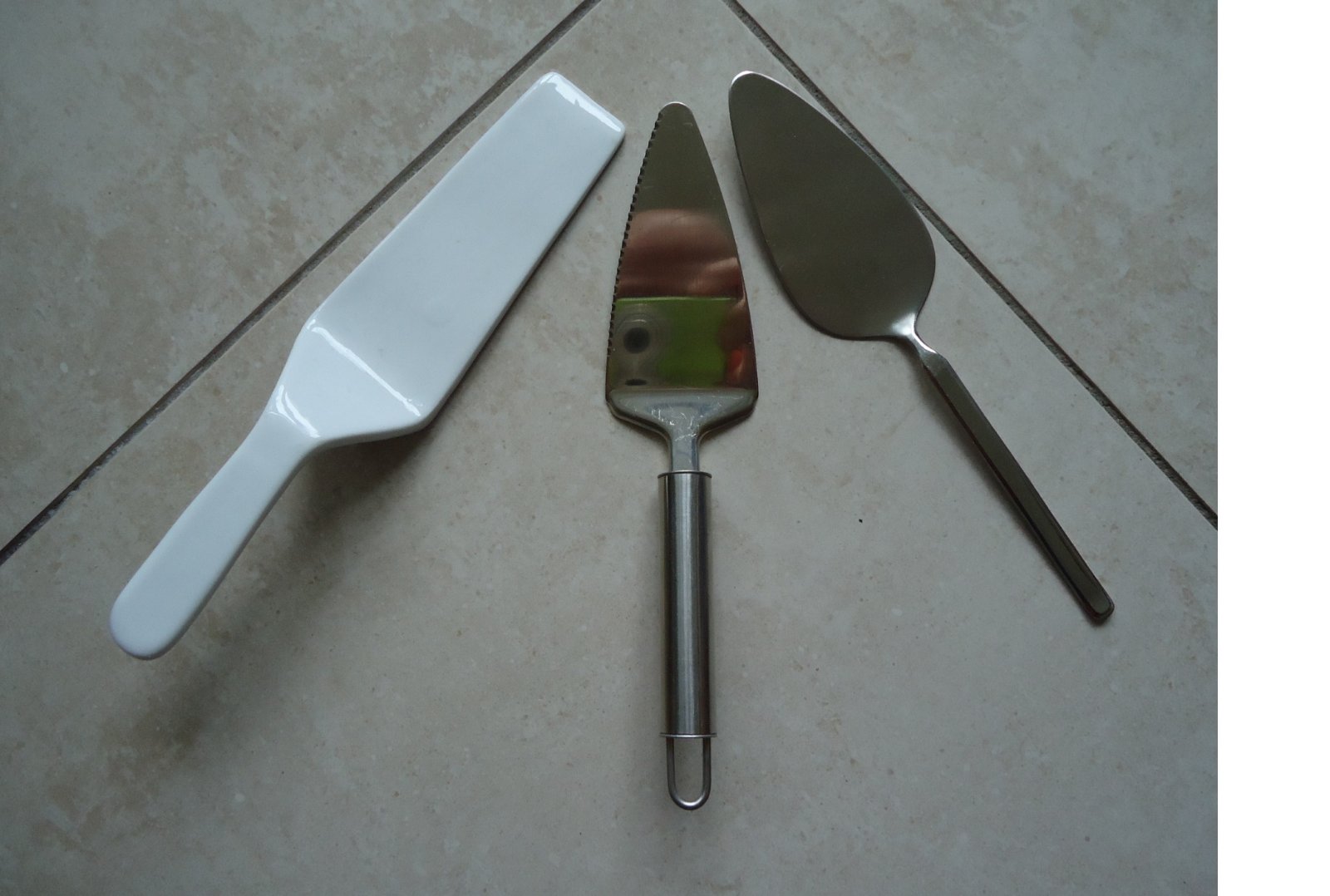 Te koop drie taartscheppen (2 x metaal en 1 x aardewerk). - nr. 1