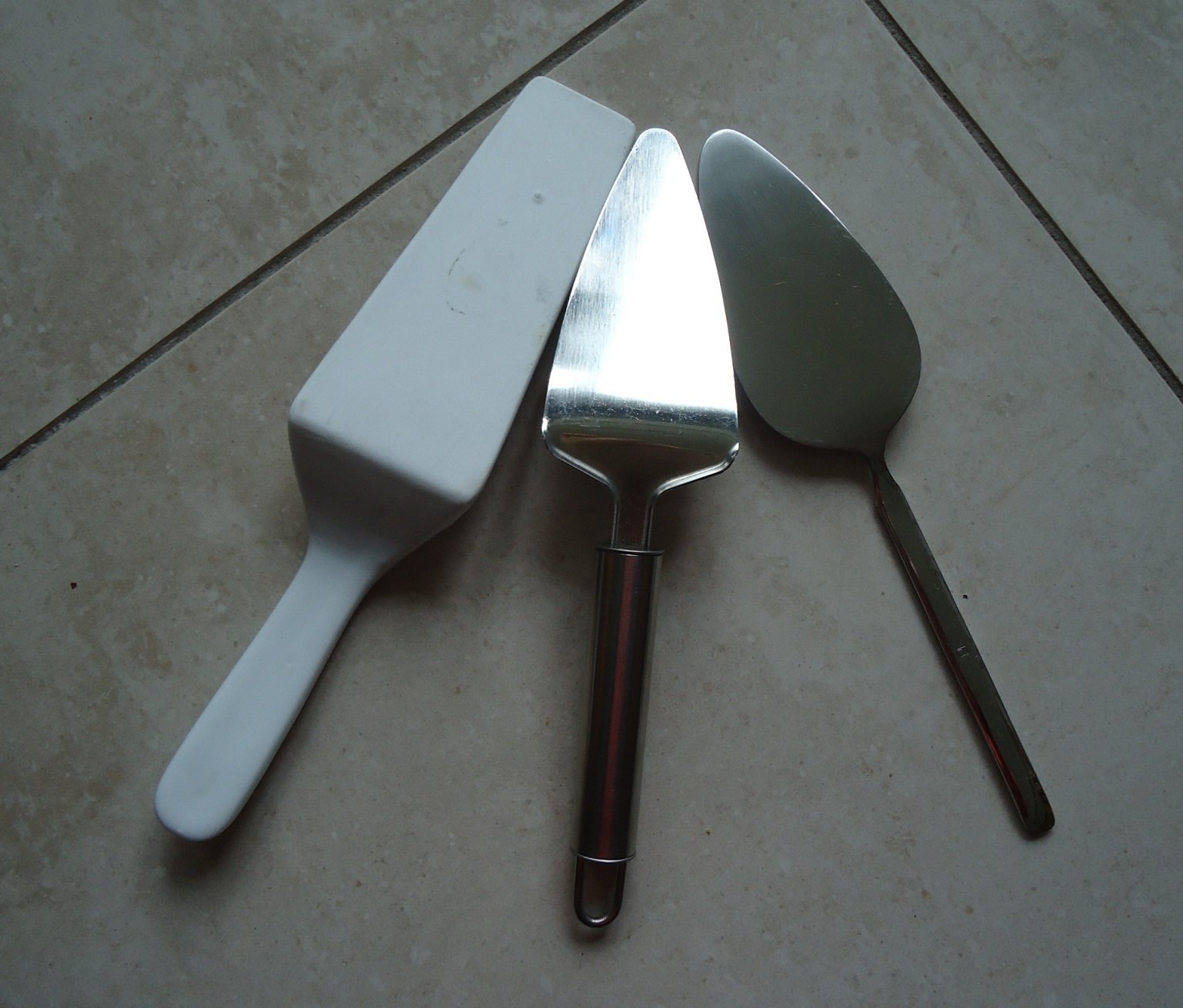 Te koop drie taartscheppen (2 x metaal en 1 x aardewerk). - Afbeelding 5