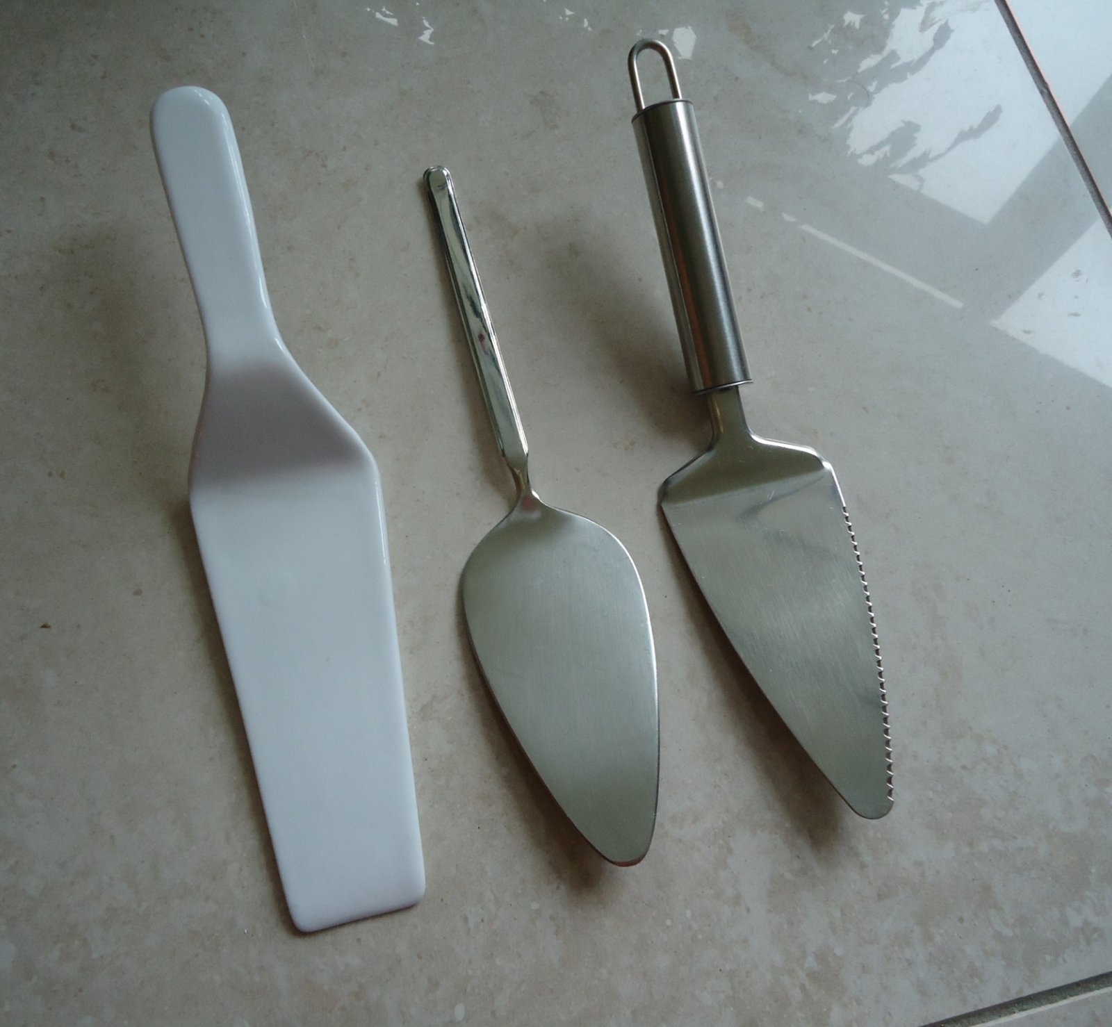 Te koop drie taartscheppen (2 x metaal en 1 x aardewerk). - Afbeelding 7