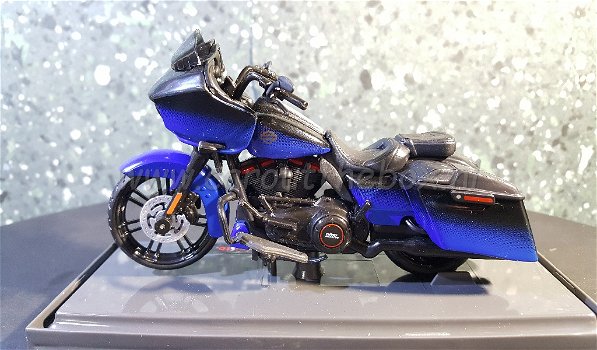 Harley Davidson 2018 CVO Road Glide blauw 1:18 Maisto - 0