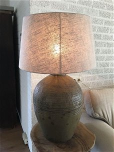 Unieke lamp op originele oude Azeatische water-kruik