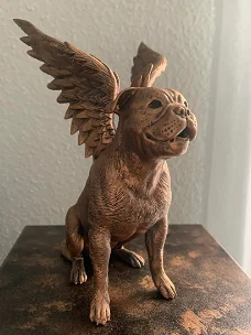 Bulldog beeld met vleugels in brons of zilver op urn als set