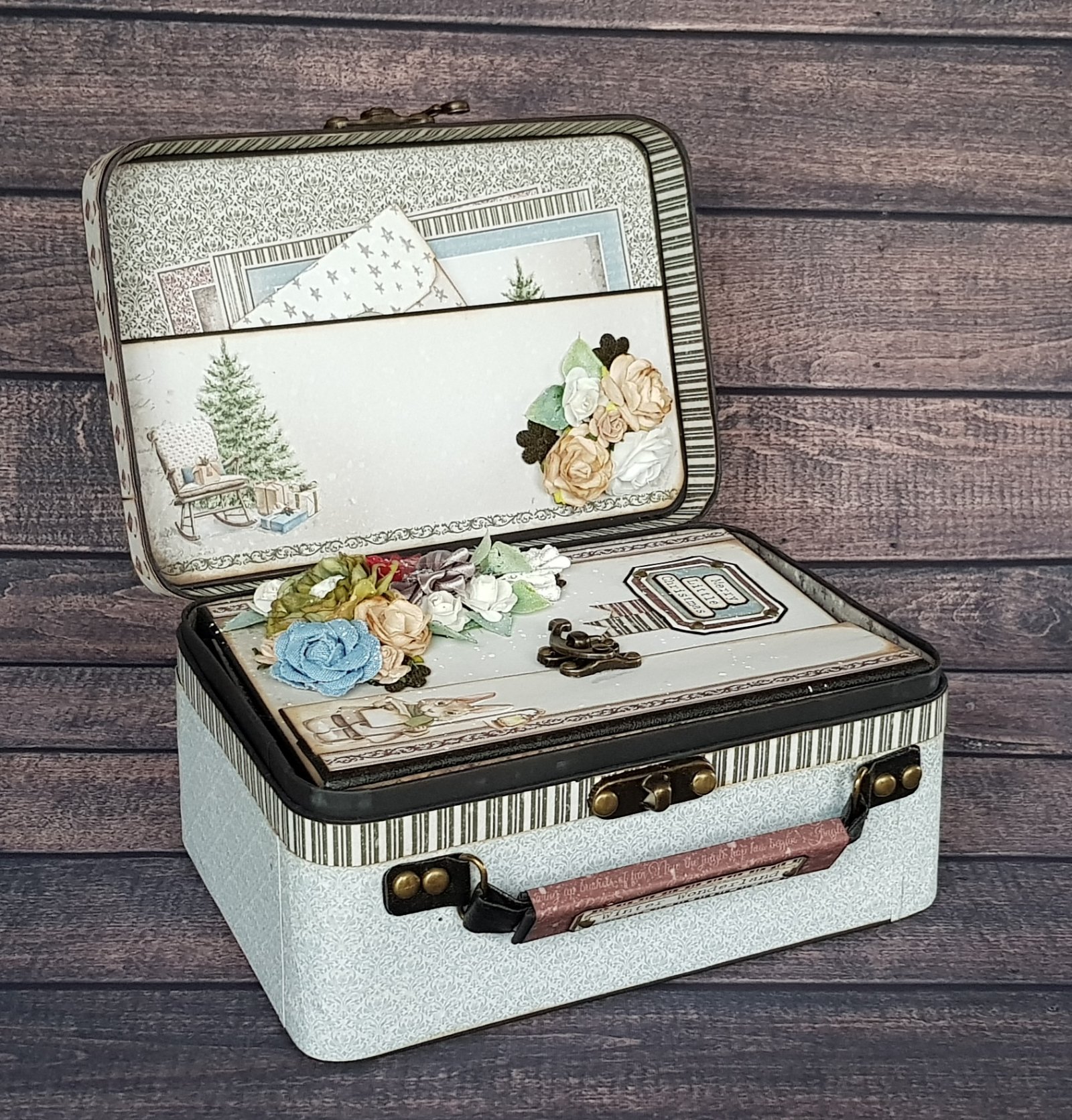 winter tales mini album in a suitcase finished project - Afbeelding 2