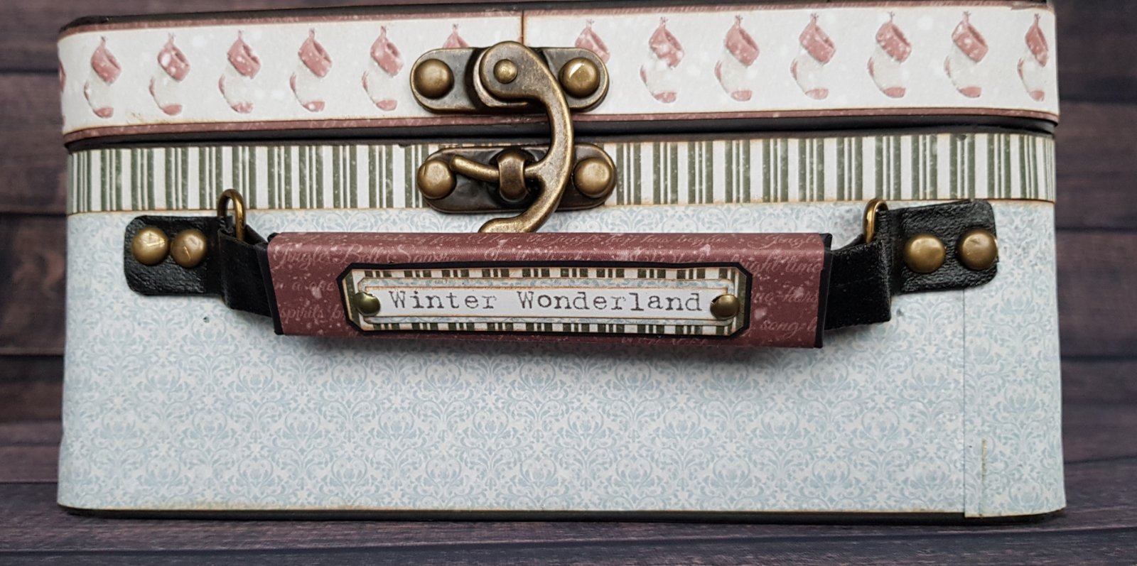 winter tales mini album in a suitcase finished project - Afbeelding 4