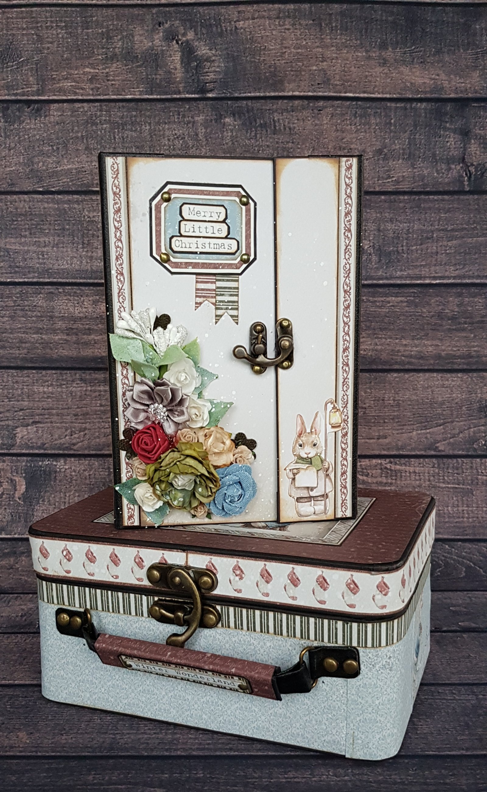 winter tales mini album in a suitcase finished project - Afbeelding 5
