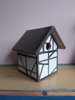 vogelhuisje met vakwerk #2 : schildering en stevige vernis