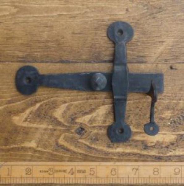Uniek en rustiek ontworpen valslot, op uw houten deur - nr. 1