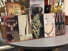 Metalen bord , geschilderd: wijnfles+glas+druif en tekst.