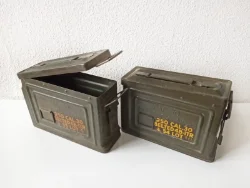 2 oude militaire munitieboxen